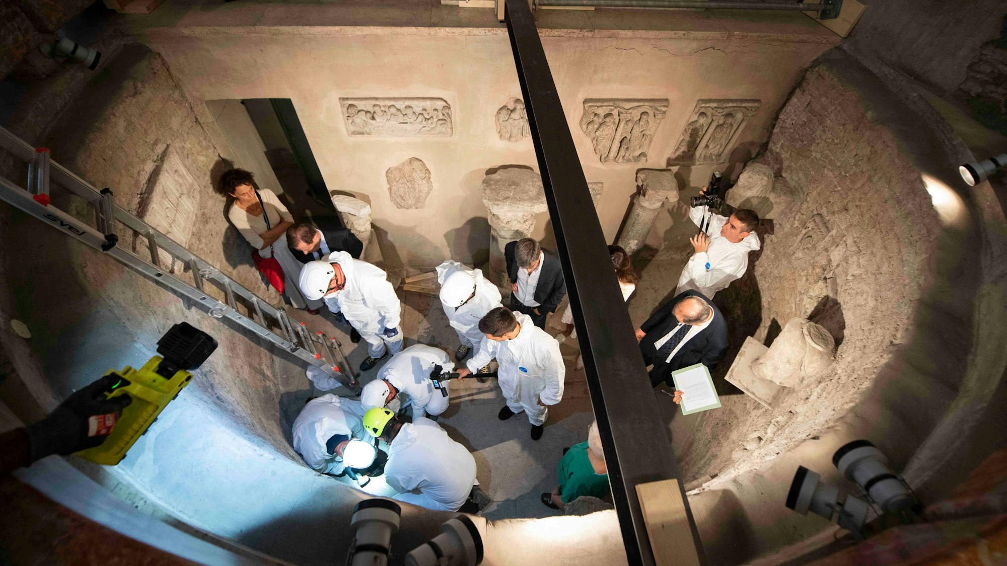2019 hatte der Vatikan auf der Suche nach sterblichen Überresten der verschwunden Emanuela Orlandi zwei Beinkeller geöffnet. Nach Angaben der Ermittler wurden darin aber nur alte Knochen gefunden. Das Bild zeigt die Öffnung des Grabes mit Ermittlern von oben.