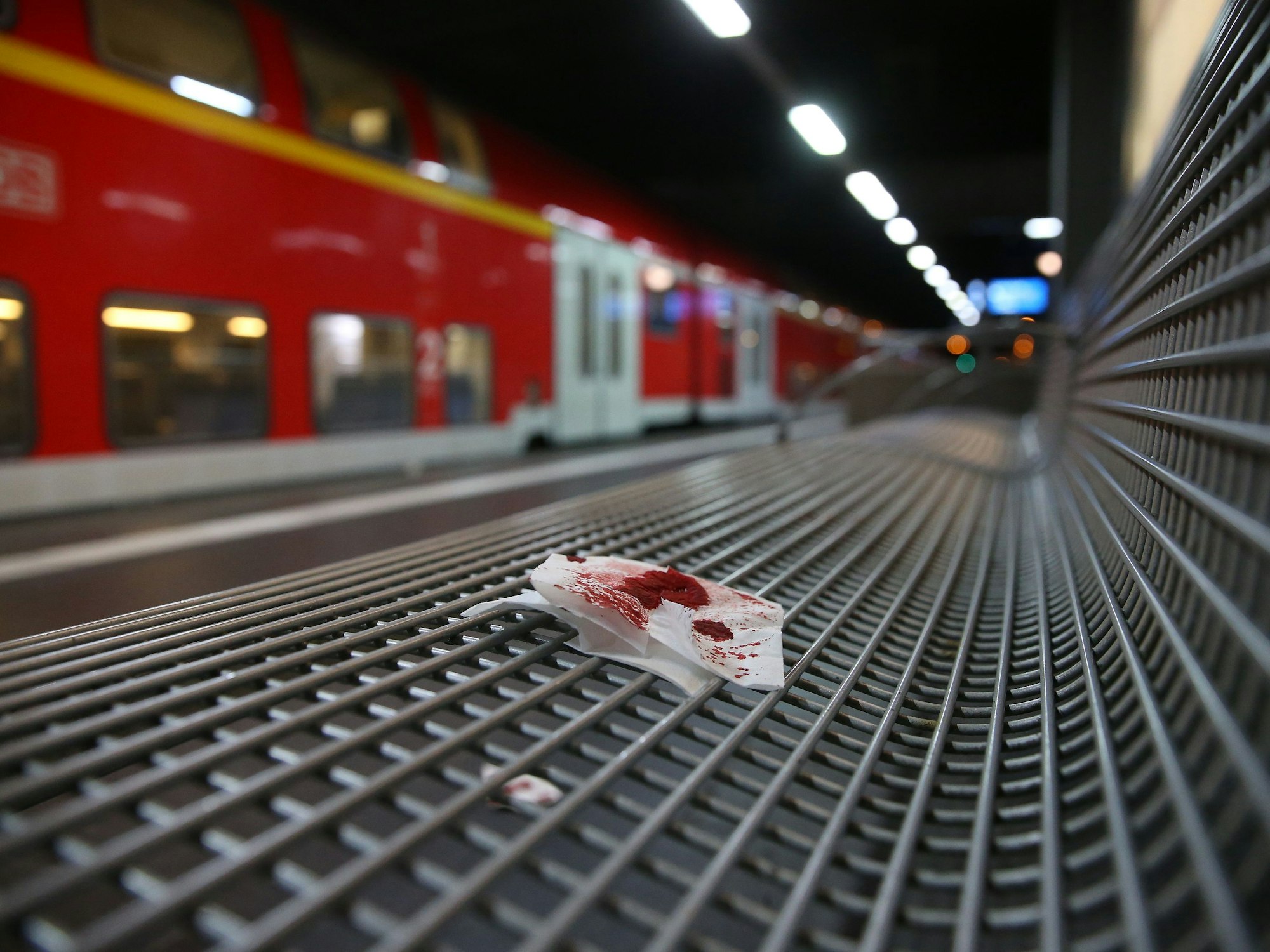 Blutverschmiertes Verbandsmaterial liegt auf einer Sitzbank im Düsseldorfer Hauptbahnhof.