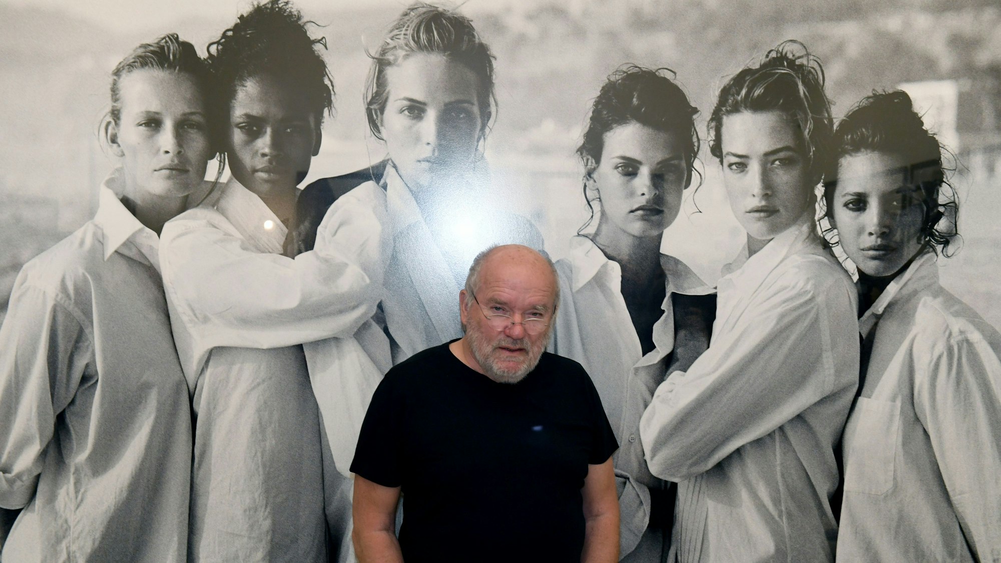 Der Fotograf Peter Lindbergh steht am 11.04.2017 in München in der Ausstellung „Peter Lindbergh – From fashion to reality“ vor seinem Foto „White Shirts“ (Class of '88) in der Hypo Kunsthalle.