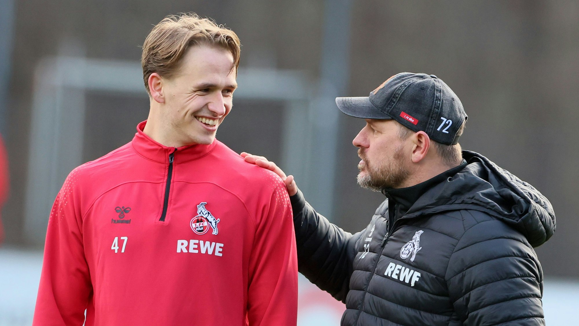 Mathias Olesen im Gespräch mit dem Kölner Trainer Steffen Baumgart, der die Hand auf die Schulter des FC-Mittelfeldtalents gelegt hat.
