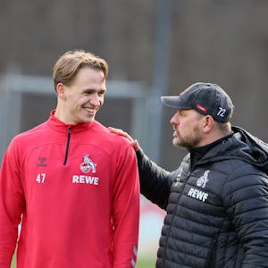 Mathias Olesen im Gespräch mit dem Kölner Trainer Steffen Baumgart, der die Hand auf die Schulter des FC-Mittelfeldtalents gelegt hat.&nbsp;