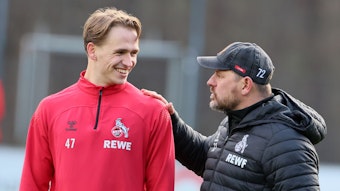 Mathias Olesen im Gespräch mit dem Kölner Trainer Steffen Baumgart, der die Hand auf die Schulter des FC-Mittelfeldtalents gelegt hat.
