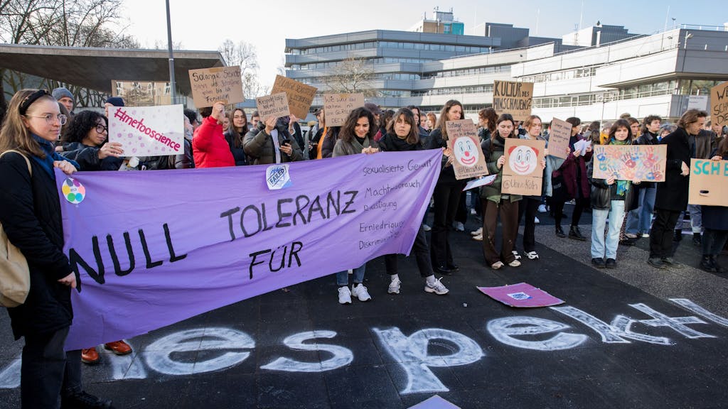Protestaktion an der Uni Köln, die zu Null-Toleranz gegen sexualisierte Gewalt aufruft.&nbsp;