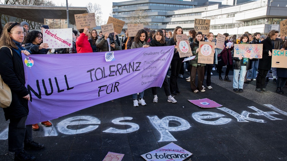 Protestaktion an der Uni Köln, die zu Null-Toleranz gegen sexualisierte Gewalt aufruft.