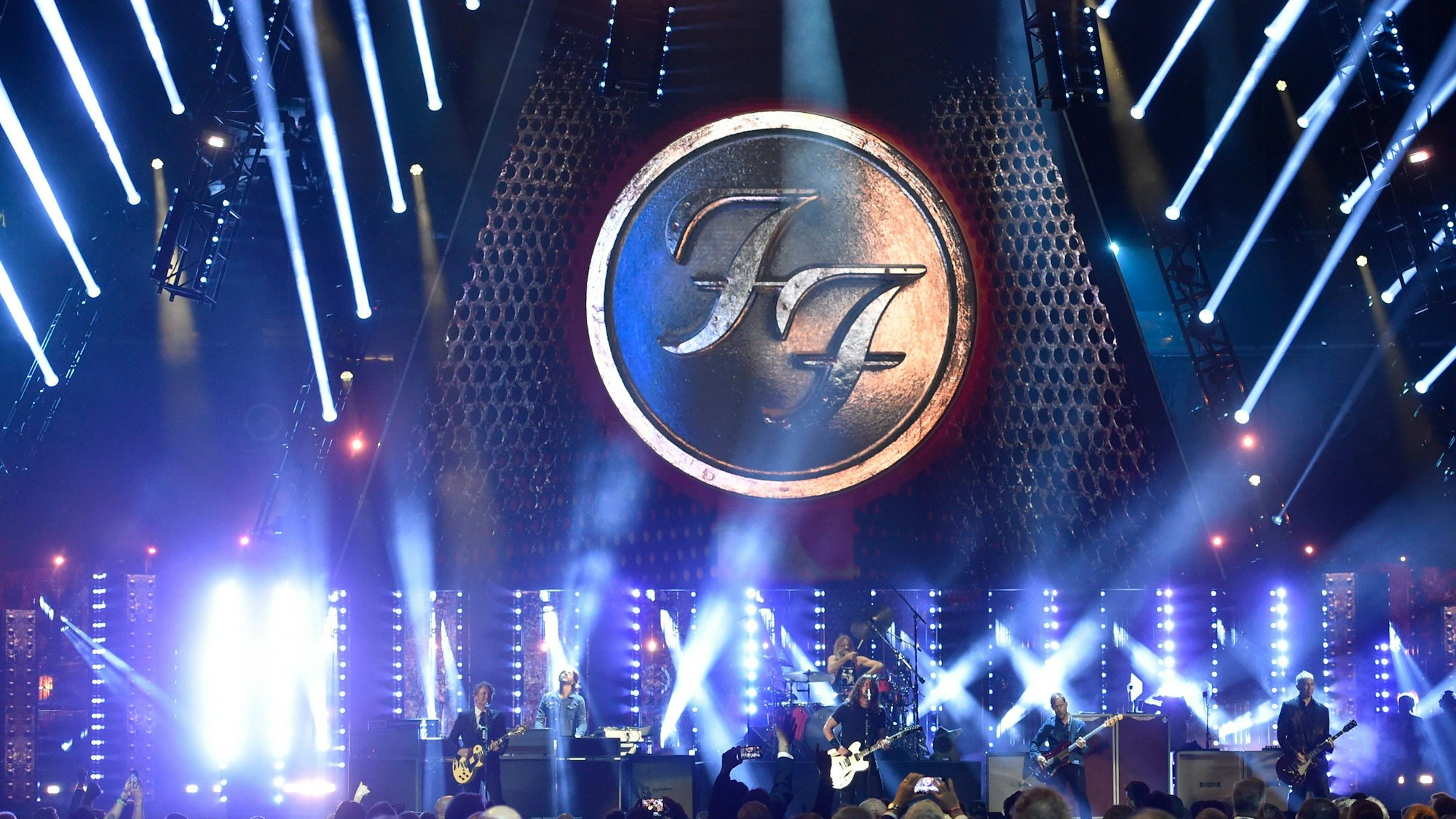 Die Foo Fighters performen auf einer Bühne der Rock & Roll Hall of Fame Zeremonie in Cleveland (USA).