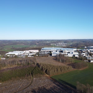 Das Industriegebiet Klause aus der Luft. Im Vordergrund ist die Fläche für die geplante Erweiterung zu sehen.