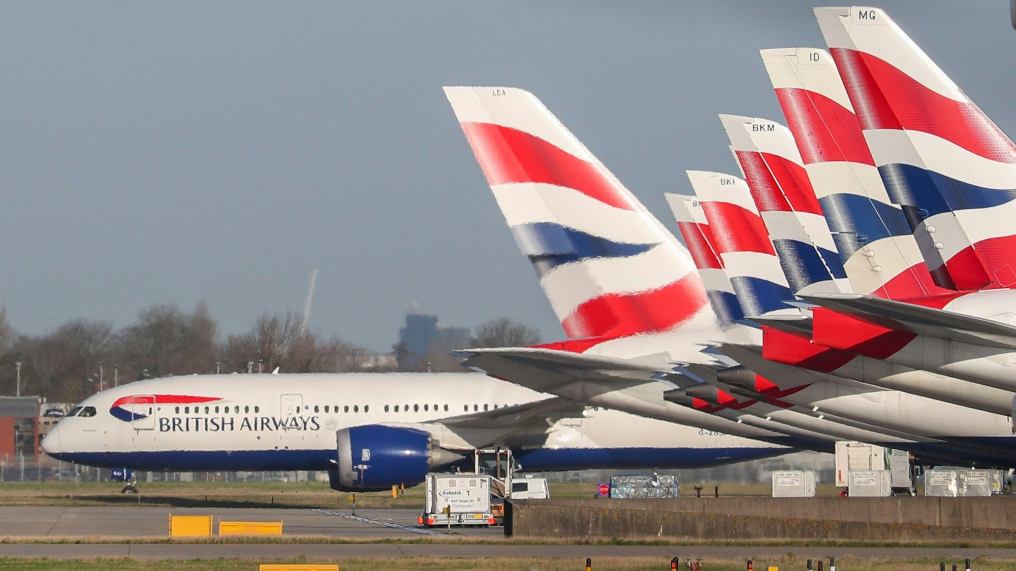 Flugzeuge von British Airways stehen auf dem Flughafen London Heathrow.