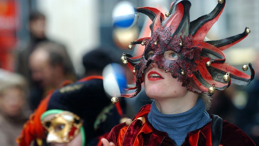Ein Gaukler im venizianischen Karnevalskostüm