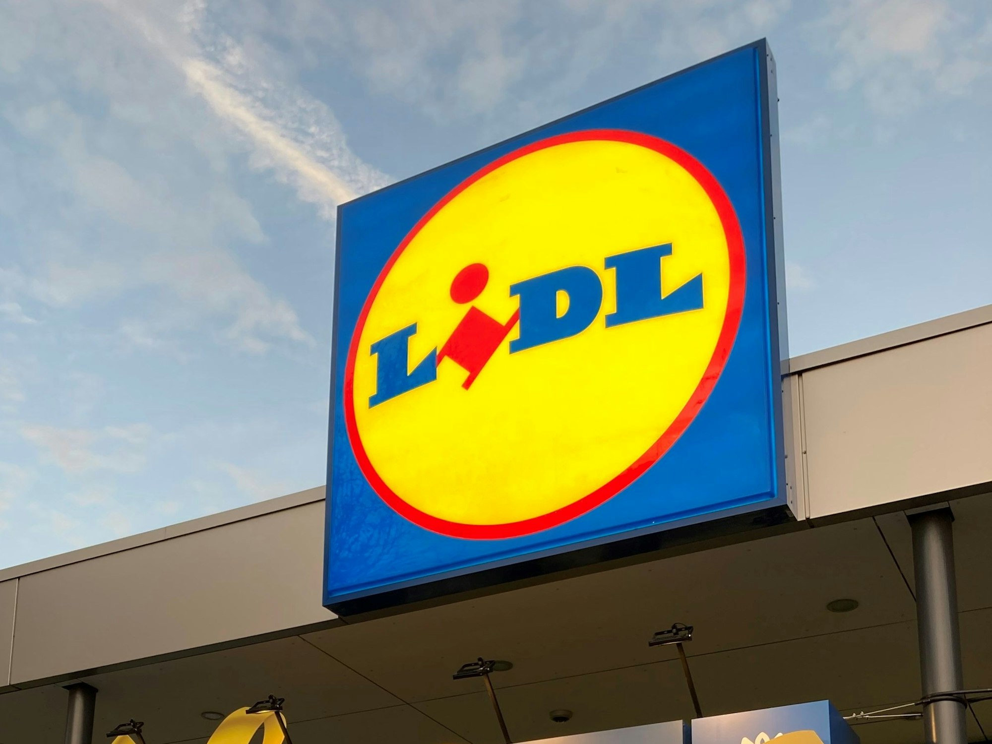 Das Lidl-Logo an einem Supermarkt.