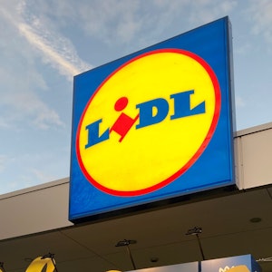 Das Lidl-Logo über einem Supermarkt.