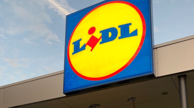 Das Lidl-Logo über einem Supermarkt.