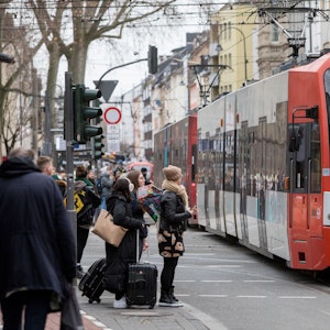 Eine KVB-Bahn der Linie 9 fährt über die Jahnstraße am Zülpicher Platz. Aktuell sucht das Unternehmen Bus- und Bahnfahrer beziehungsweise -fahrerinnen.