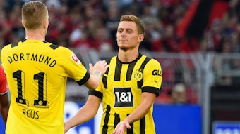 Ex-Gladbach-Stars unter sich: Marco Reus (l.) und Thorgan Hazard (r.) bejubeln für ihren aktuellen Klub Borussia Dortmund einen Treffer. Dieses Foto zeigt die beiden am 6. August 2022. Reus und Hazard klatschen sich ab.