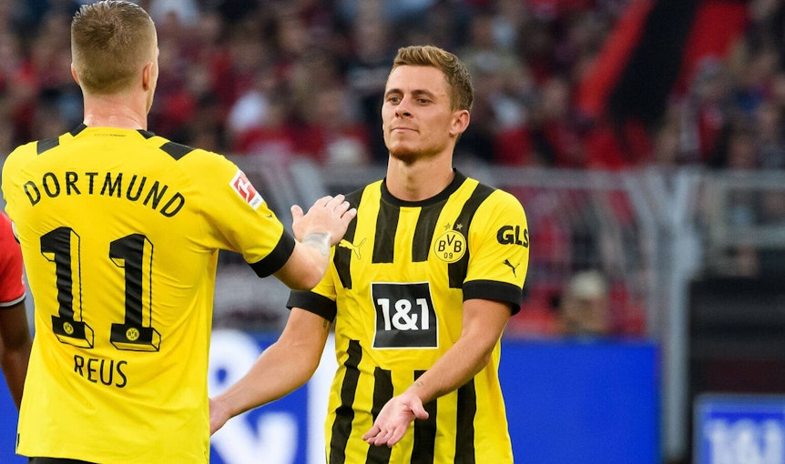 Ex-Gladbach-Stars unter sich: Marco Reus (l.) und Thorgan Hazard (r.) bejubeln für ihren aktuellen Klub Borussia Dortmund einen Treffer. Dieses Foto zeigt die beiden am 6. August 2022. Reus und Hazard klatschen sich ab.