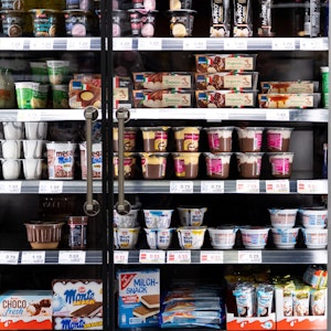 Milchprodukte von verschiedenen Herstellern stehen in einem Supermarktregal.