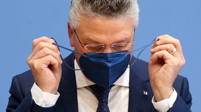 In einer Pressekonferenz Ende Januar 2022 des Robert Koch-Instituts nimmt Lothar Wieler, Präsident des Robert Koch-Instituts, im Haus der Bundespressekonferenz seine Maske ab.