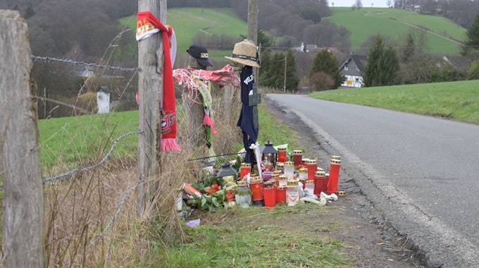 Kerzen, Blumen, Mützen, Schals und weitere persönliche Gegenstände liegen an der Stelle, an der an Neujahr ein Odenthaler starb.