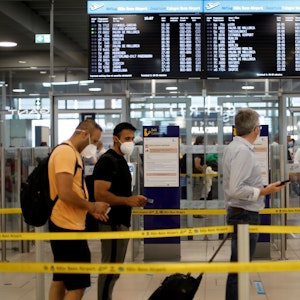 Menschen stehen Schlange vor einem Abflug am Flughafen Köln/Bonn.