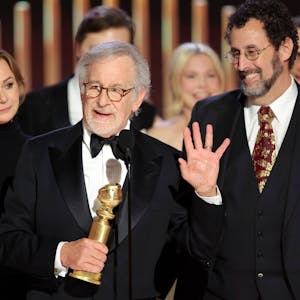 Dieses von NBC veröffentlichte Bild zeigt Steven Spielberg, der den Preis für den besten Film - Drama für "The Fabelmans" entgegennimmt, während Kristie Macosko Krieger und Tony Kushner bei der Verleihung der 80. Golden Globe Awards im Beverly Hilton Hotel zuschauen.&nbsp;