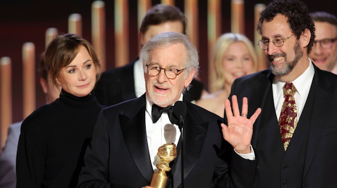 Dieses von NBC veröffentlichte Bild zeigt Steven Spielberg, der den Preis für den besten Film - Drama für "The Fabelmans" entgegennimmt, während Kristie Macosko Krieger und Tony Kushner bei der Verleihung der 80. Golden Globe Awards im Beverly Hilton Hotel zuschauen.&nbsp;