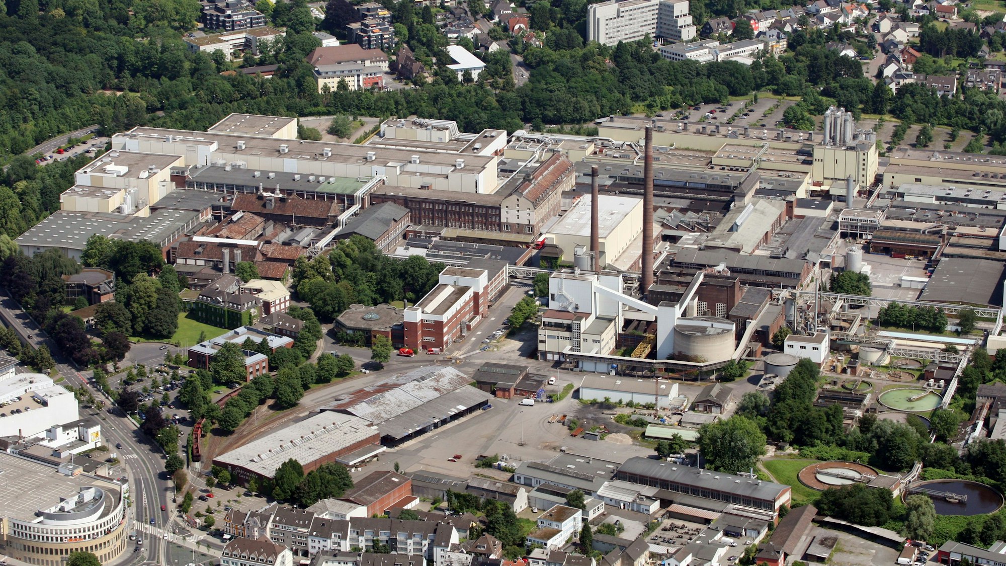 Die Ruine von Zanders, der ehemaligen Bergisch Gladbacher Papierfabrik, aus der Vogelperspektive.