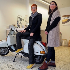 Bauingenieurin Katja Rodrian (rechts) und Schmuckdesignerin Bärbel Wieneke stehen in ihrem Schmuck-Laden in der Kölner Südstadt.