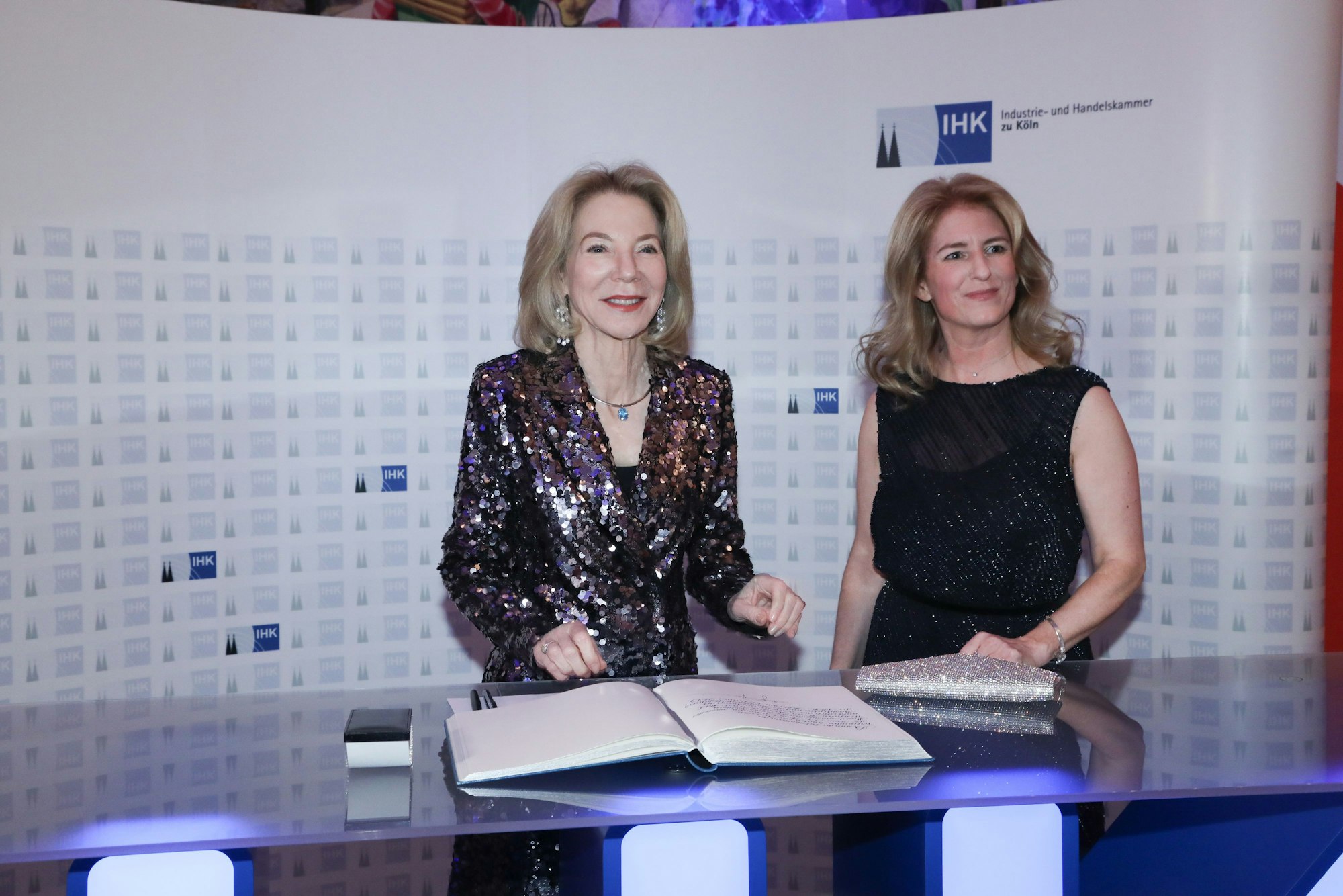 Nicole Grünewald, IHK-Präsidentin (r.), gemeinsam mit US-Botschafterin Amy Gutmann beim IHK-Neujahrsempfang in Köln am 12. Januar 2023.