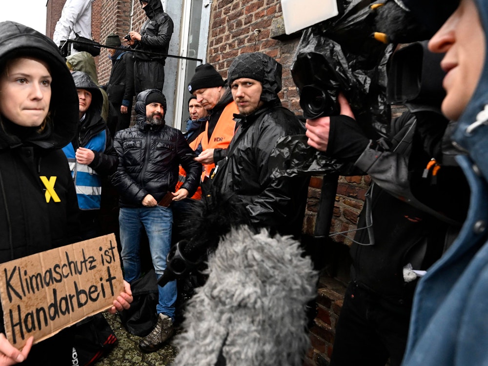 Umweltaktivistin Luisa Neubauer spricht vor Beginn einer Demonstration gegen den Kohleabbau in die TV-Kameras.