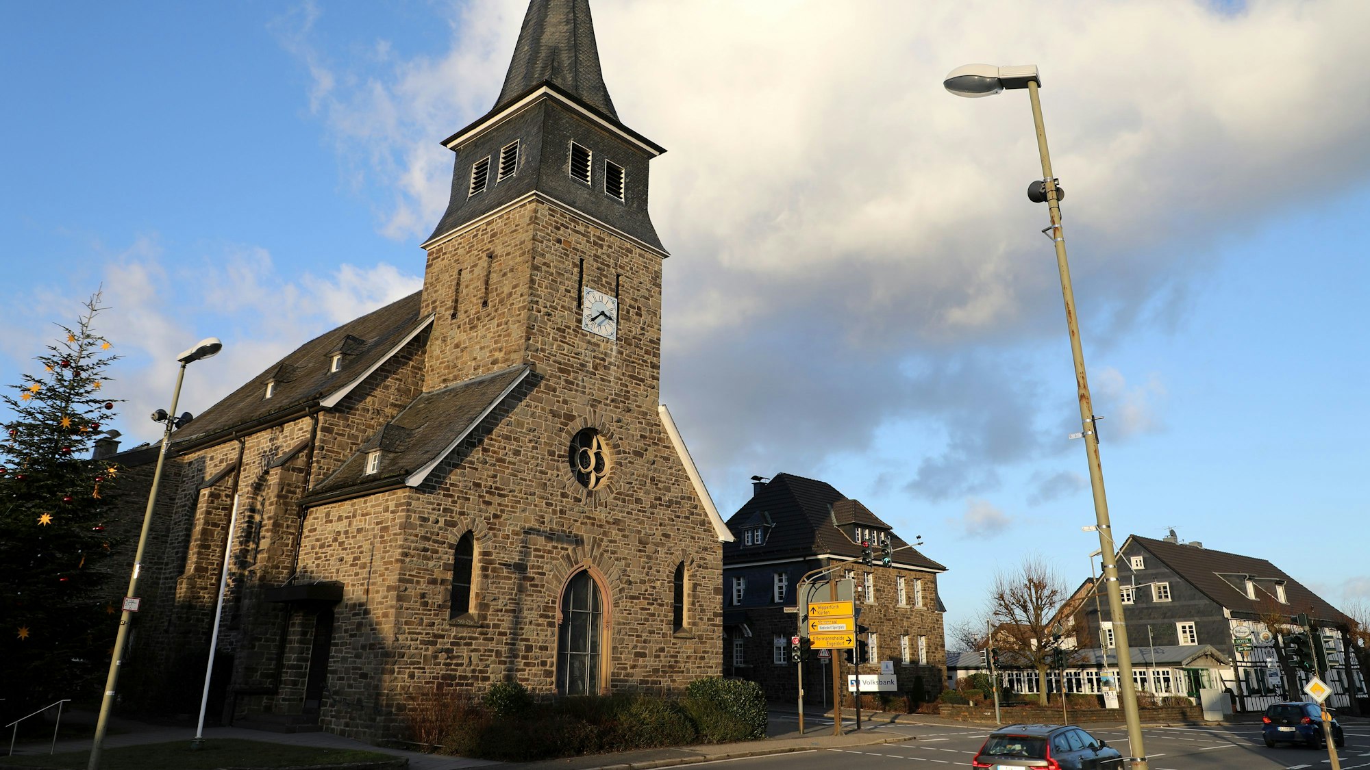 Eine Straßenlaterne neben der katholischen Kirche in Biesfeld.