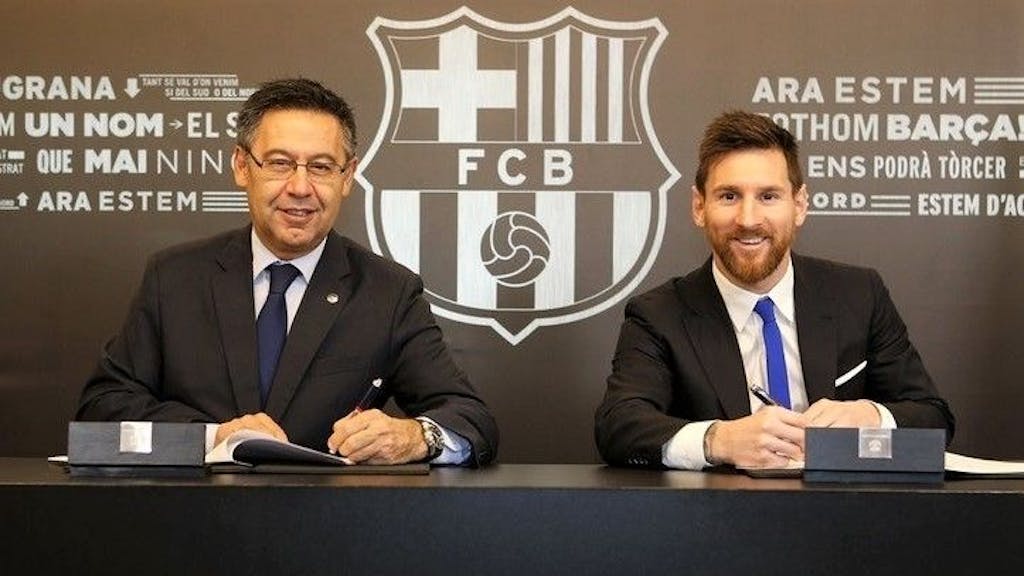 Lionel Messi (r) und der Präsident des FC&nbsp;Barcelona, Josep Maria Bartomeu, unterschreiben am 25. November 2017 in Barcelona (Spanien) die Vertragsverlängerung von Messi.