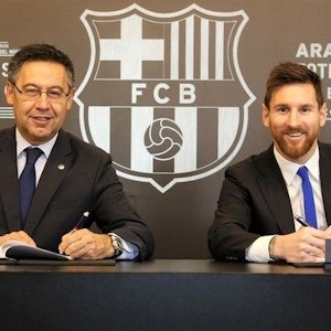 Lionel Messi (r) und der Präsident des FC Barcelona, Josep Maria Bartomeu, unterschreiben am 25. November 2017 in Barcelona (Spanien) die Vertragsverlängerung von Messi.