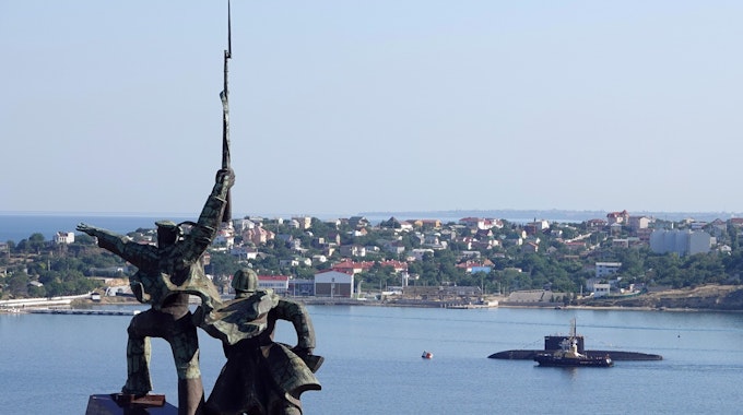 Ein U-Boot und Kriegsschiffe der russischen Schwarzmeerflotte liegen vor Anker in der Hafenstadt Sewastopol, die als Symbol der Krim als uneinnehmbare Festung gilt.