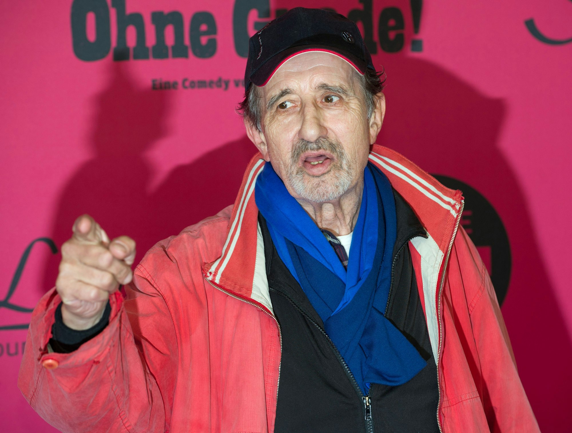 Der Schauspieler Rolf Zacher posiert am 23.04.2013 auf dem roten Teppich der Filmpremiere "Ohne Gnade" in Berlin.