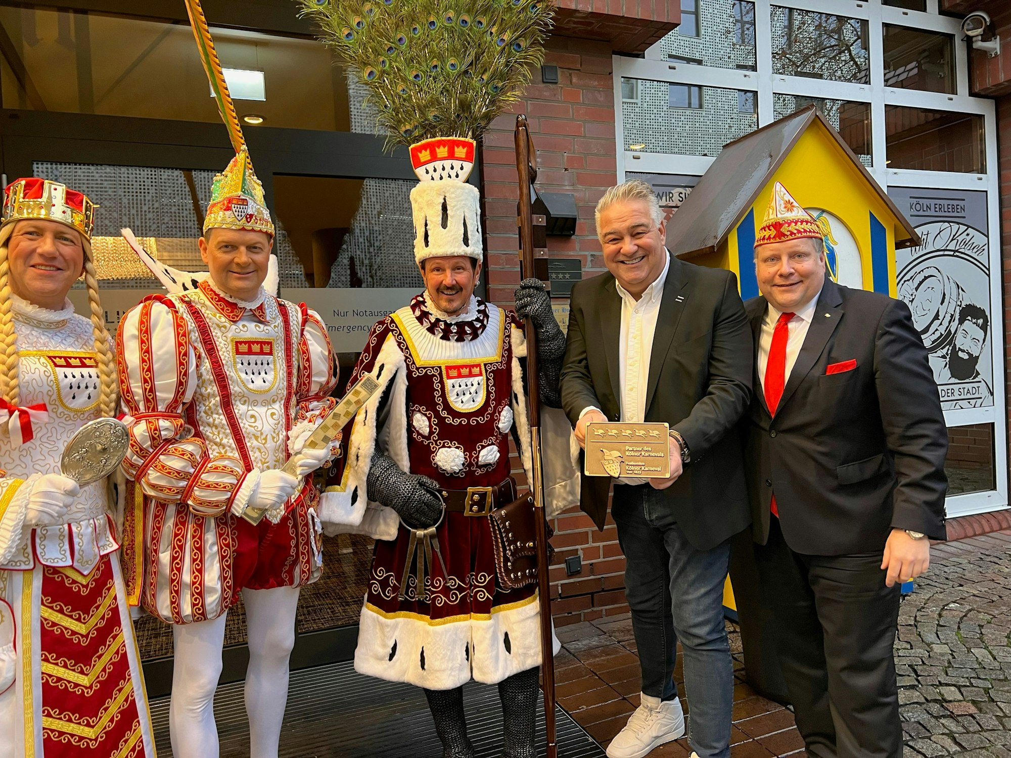 Plakette am Hotel: Dreigestirn mit Hotel-Chef Dirk Metzner und FK-Vize Lutz Schade.