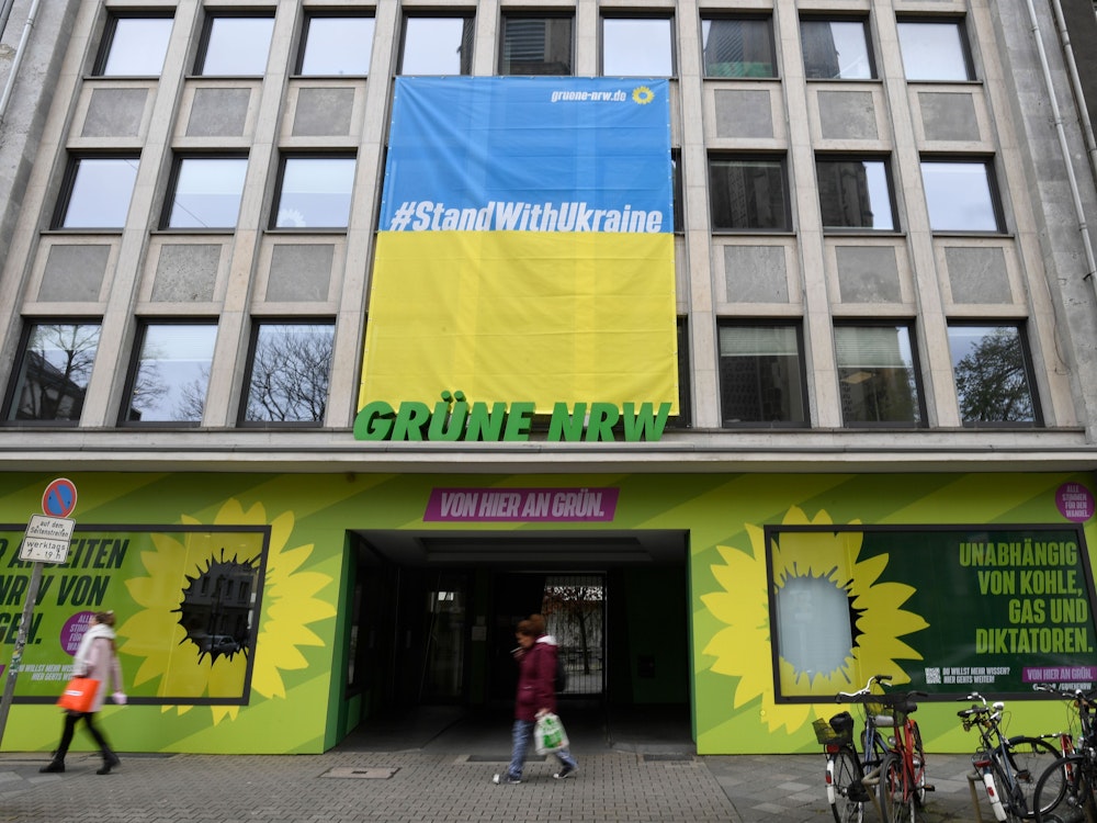 Blick auf die Parteizentrale von Bündnis 90/Die Grünen in Nordrhein-Westfalen, über deren Eingang eine große Fahne für die Ukraine hängt. (zu "Landtagswahl in NRW: Wie der Krieg in der Ukraine die Parteien beschäftigt") +++ dpa-Bildfunk +++