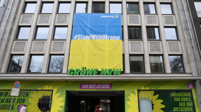 Blick auf die Parteizentrale von Bündnis 90/Die Grünen in Nordrhein-Westfalen, über deren Eingang eine große Fahne für die Ukraine hängt. (zu "Landtagswahl in NRW: Wie der Krieg in der Ukraine die Parteien beschäftigt") +++ dpa-Bildfunk +++
