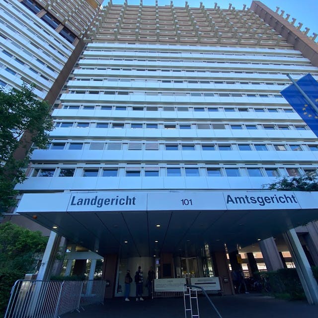 Frontalsicht auf die Fassade des Kölner Justizzentrums mit der Beschilderung „Landgericht“ und „Amtsgericht“