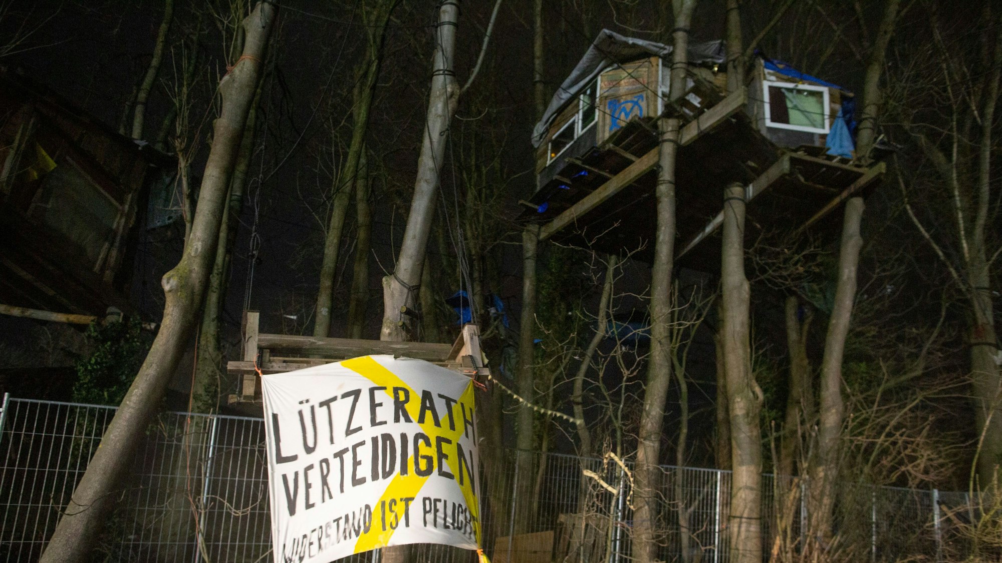 Am Donnerstagmorgen weilen immer noch zahlreiche Aktivisten in Lützerath, unter anderem in Baumhäusern, die die Polizei nur mit großem Aufwand geräumt bekommt.