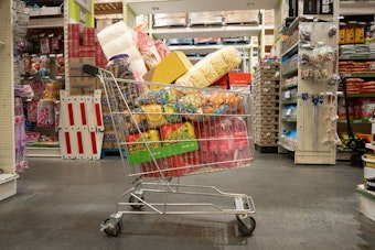 Gefüllter Einkaufswagen in einem Supermarkt