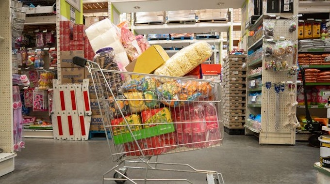 Gefüllter Einkaufswagen in einem Supermarkt
