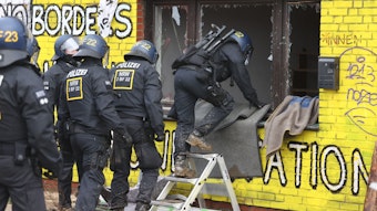 Polizisten verschaffen sich am zweiten Tag der Räumung im von Klimaaktivisten besetzten Braunkohleort Lützerath Zutritt zu einem Gebäude.