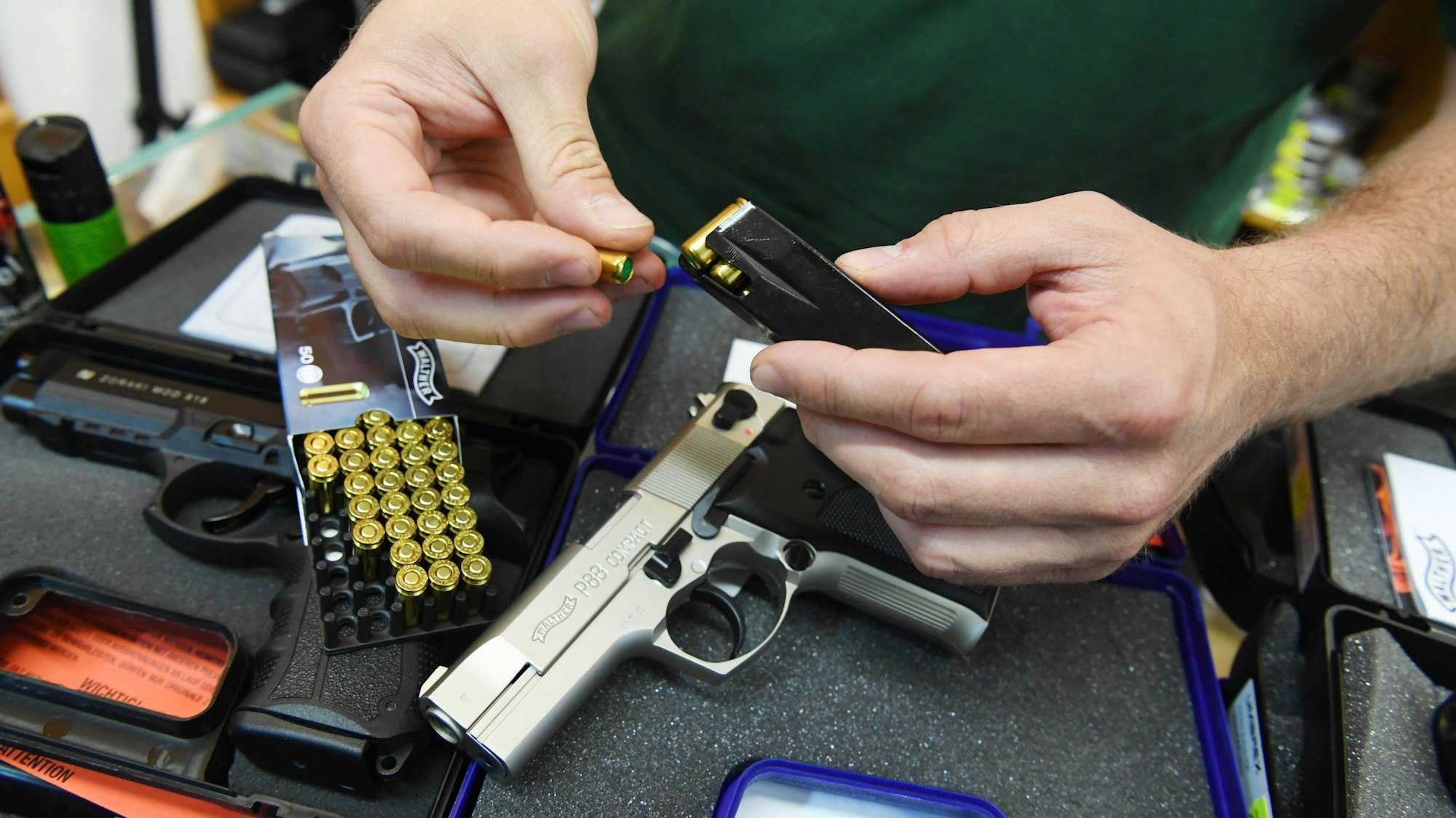 In einem Waffengeschäft wird das Magazin einer Schreckschusspistole vom Typ Walther P88 Compact Kaliber 9mm PAK mit Schreckschusspatronen geladen.
