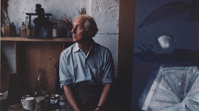 Der surrealistische Künstler Max Ernst steht 1959 in seinem Atelier.