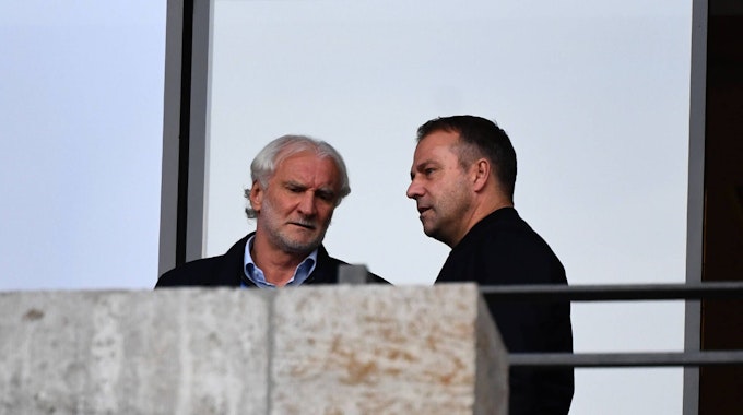 Geschäftsführer Rudi Völler von Bayer 04 Leverkusen spricht mit Bundestrainer Hansi Flick.