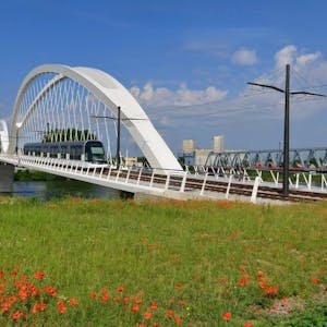 Wie diese Brücke zwischen Kehl und Straßburg könnte die Stadtbahnbrücke aussehen, die zwischen den Kölner Stadtteilen Godorf und Porz-Langel über den Rhein führen soll.