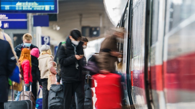 Das Reisen mit Zügen der Deutsche Bahn soll durch ein neues System deutlich einfacherer und komfortabler werden. Unser Foto zeigt Reisende an einem Bahnsteig.