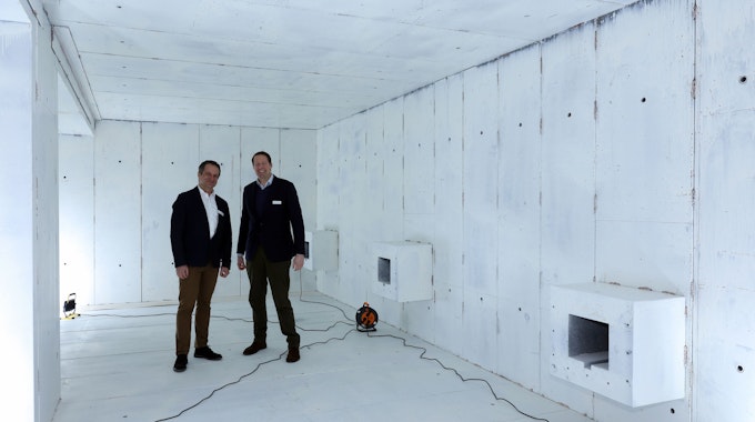 Die Geschäftsführer Marco Wild und Justus Westerburg stehen im Rohbau des Stahlbeton-Tresors.