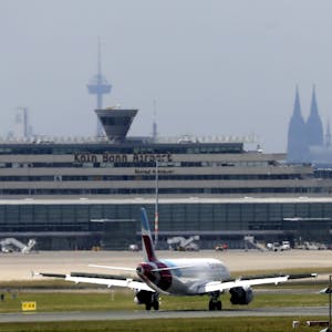 Ein Flieger von Eurowings beim Abflug am Köln/Bonner Flughafen.