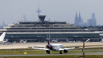 Ein Flieger von Eurowings beim Abflug am Köln/Bonner Flughafen.