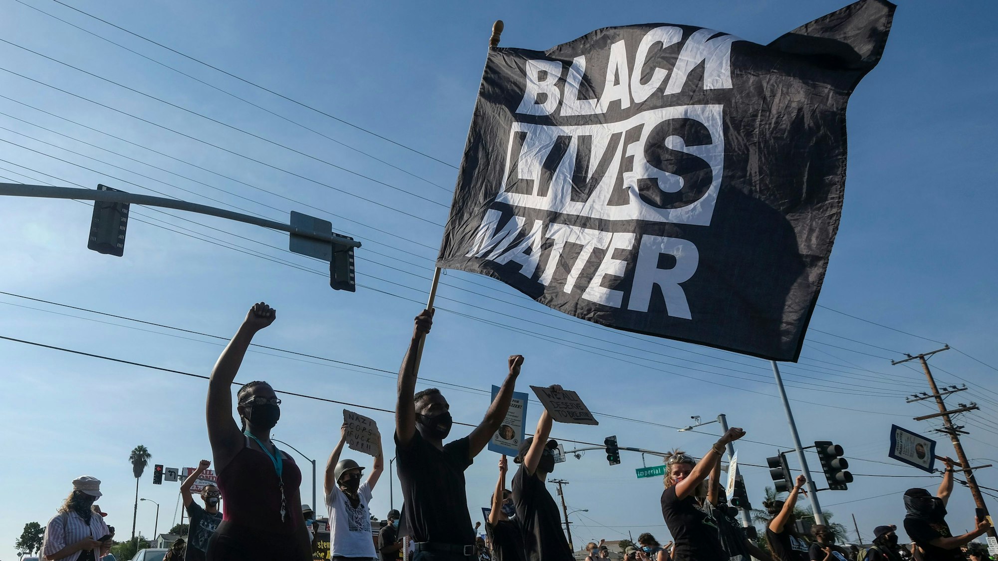 Demonstranten halten eine Fahne mit den Worten „Black Lives Matter“ bei einem Protest vor der South Los Angeles Sheriffs Station. (Archivbild)